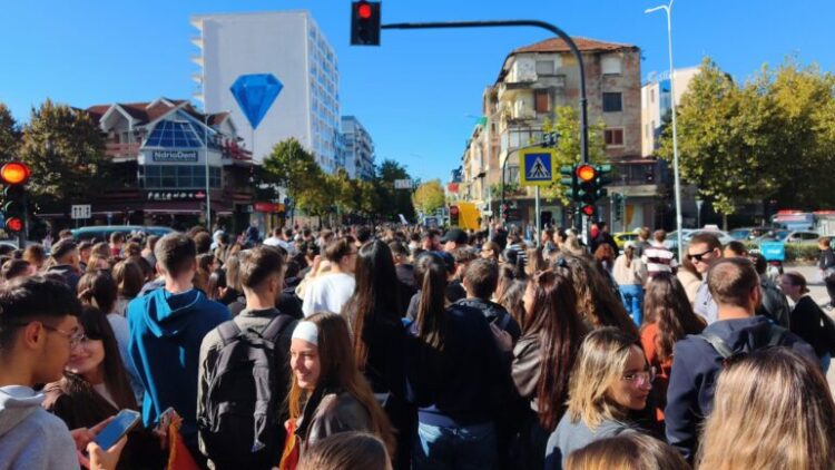 Studentët “pushtojnë” sërish Tiranën, “Mjekësia” bojkoton mësimin dhe nisen drejt qendrës: Revolucion!