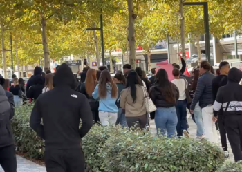 Edhe Vlora i bashkohet protestës së studentëve, të rinjtë braktisin auditorët dhe dalin në bulevard