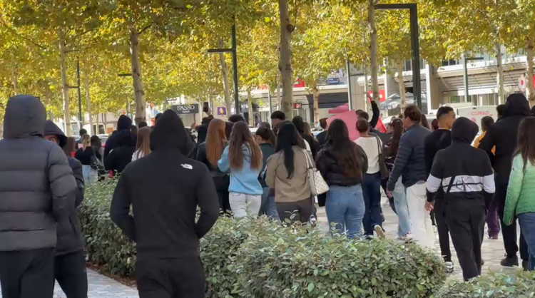 Edhe Vlora i bashkohet protestës së studentëve, të rinjtë braktisin auditorët dhe dalin në bulevard