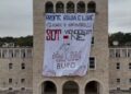 “Sot vendosim ne”, studentët shpalosin banderolën në Universitetin Politeknik: Rroftë rinia e lirë