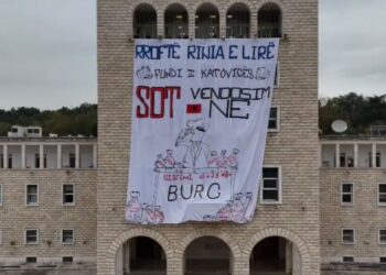 “Sot vendosim ne”, studentët shpalosin banderolën në Universitetin Politeknik: Rroftë rinia e lirë