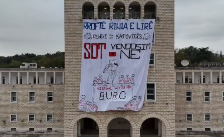 “Sot vendosim ne”, studentët shpalosin banderolën në Universitetin Politeknik: Rroftë rinia e lirë