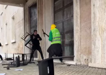 Revolta e studentëve, protestuesit thyejnë “karriget e dialogut” dhe godasin derën e kryeministrisë