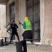 Revolta e studentëve, protestuesit thyejnë “karriget e dialogut” dhe godasin derën e kryeministrisë
