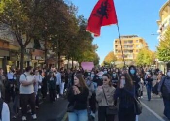 Protesta për dorëheqjen e Ramës, studentët e Mjekësisë nisen drejt Kryeministrisë