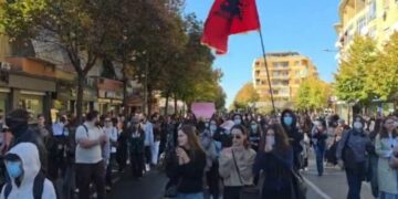 Protesta për dorëheqjen e Ramës, studentët e Mjekësisë nisen drejt Kryeministrisë