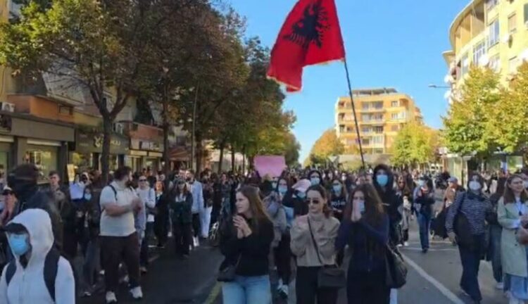 Protesta për dorëheqjen e Ramës, studentët e Mjekësisë nisen drejt Kryeministrisë