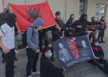 Revoltë në Shkodër, studentët godasin me gurë dhe thyejnë xhamat e bashkisë