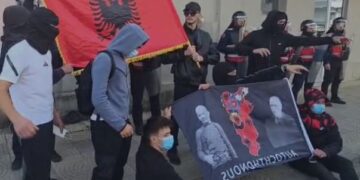Revoltë në Shkodër, studentët godasin me gurë dhe thyejnë xhamat e bashkisë