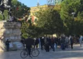 Protestuesit zbarkojnë në shesh që në mëngjes, valëvisin flamurin shqiptar mbi bustin e Skënderbeut