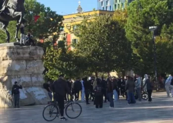 Protestuesit zbarkojnë në shesh që në mëngjes, valëvisin flamurin shqiptar mbi bustin e Skënderbeut