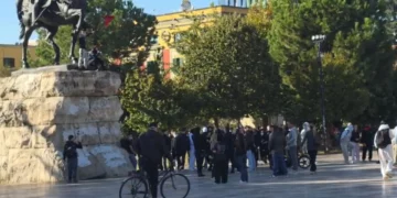 Protestuesit zbarkojnë në shesh që në mëngjes, valëvisin flamurin shqiptar mbi bustin e Skënderbeut