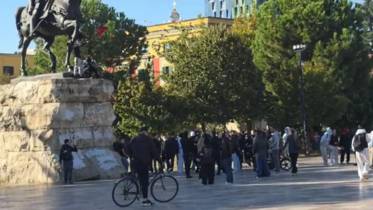 Protestuesit zbarkojnë në shesh që në mëngjes, valëvisin flamurin shqiptar mbi bustin e Skënderbeut