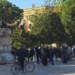 Protestuesit zbarkojnë në shesh që në mëngjes, valëvisin flamurin shqiptar mbi bustin e Skënderbeut