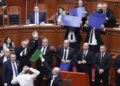 Rama vë në rresht socialistët për të votuar “Territorialen”, demokratët hedhin veze dhe shishe mbi kryeministrin