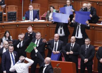 Rama vë në rresht socialistët për të votuar “Territorialen”, demokratët hedhin veze dhe shishe mbi kryeministrin
