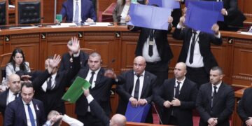 Rama vë në rresht socialistët për të votuar “Territorialen”, demokratët hedhin veze dhe shishe mbi kryeministrin