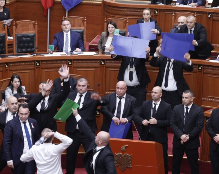 Rama vë në rresht socialistët për të votuar “Territorialen”, demokratët hedhin veze dhe shishe mbi kryeministrin