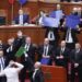 Rama vë në rresht socialistët për të votuar “Territorialen”, demokratët hedhin veze dhe shishe mbi kryeministrin