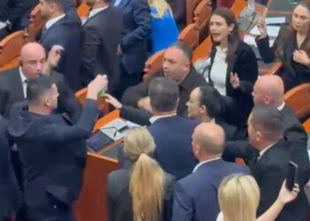 Tensionet në seancë, PS kërkon përjashtim nga Kuvendi për 20 deputetë të PD