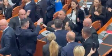 Tensionet në seancë, PS kërkon përjashtim nga Kuvendi për 20 deputetë të PD
