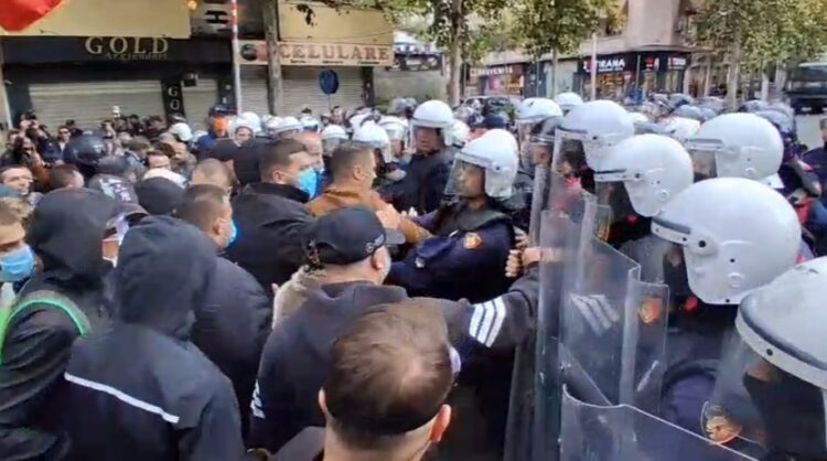 Protesta te Kuvendi, arrestohet një person dhe 7 të tjerë procedohen në gjendje të lirë