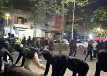 Protestuesit marshojnë drejt Zogut të Zi, ngrihen barrikada për të penguar policinë