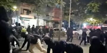Protestuesit marshojnë drejt Zogut të Zi, ngrihen barrikada për të penguar policinë
