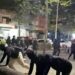Protestuesit marshojnë drejt Zogut të Zi, ngrihen barrikada për të penguar policinë