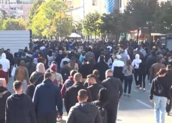 Jo vetëm në Tiranë, studentët bojkotojnë mësimin edhe në qytetet e tjera dhe marshojnë në rrugë