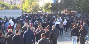 Jo vetëm në Tiranë, studentët bojkotojnë mësimin edhe në qytetet e tjera dhe marshojnë në rrugë