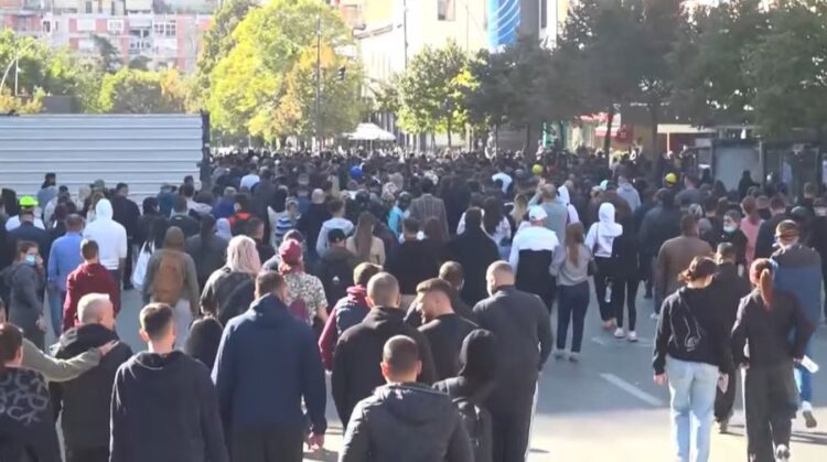 Jo vetëm në Tiranë, studentët bojkotojnë mësimin edhe në qytetet e tjera dhe marshojnë në rrugë