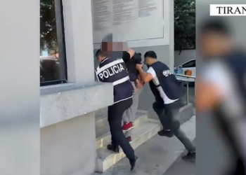 Drogë pranë shkollave në Tiranë, arrestohet 26-vjeçari