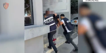 Drogë pranë shkollave në Tiranë, arrestohet 26-vjeçari