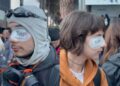Protestuesit solidarizohen me plagosjen e Erion Vishkullit, vendosin në mënyrë simbolike fasho në syrin e majtë