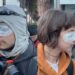 Protestuesit solidarizohen me plagosjen e Erion Vishkullit, vendosin në mënyrë simbolike fasho në syrin e majtë