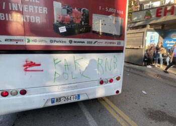 Protestat në Tiranë, pezullohet përkohësisht transporti publik