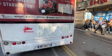 Protestat në Tiranë, pezullohet përkohësisht transporti publik