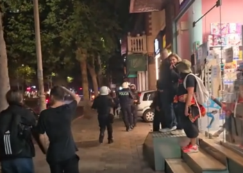 Efektivët mësyjnë nëpër rrugica e biznese private, terrorizohen turistët