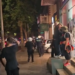 Efektivët mësyjnë nëpër rrugica e biznese private, terrorizohen turistët