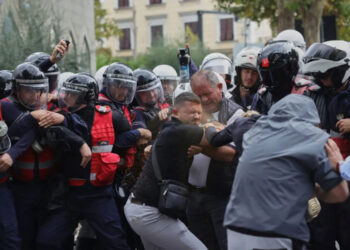 Televizioni zviceran: Protesta në Tiranë, policia dhunon studentët dhe ndaj tyre përdor autobotin me ujë