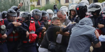Televizioni zviceran: Protesta në Tiranë, policia dhunon studentët dhe ndaj tyre përdor autobotin me ujë