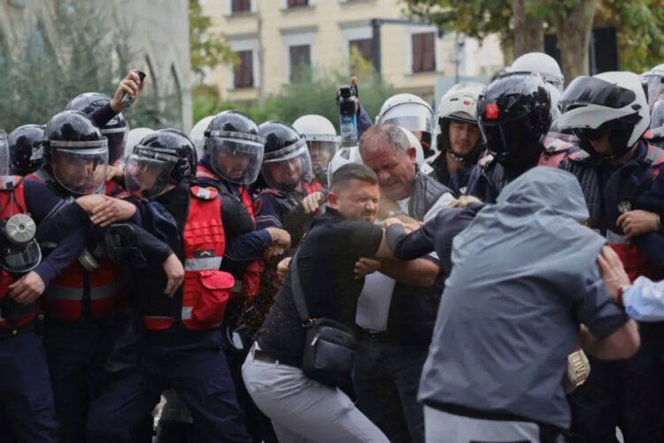 Televizioni zviceran: Protesta në Tiranë, policia dhunon studentët dhe ndaj tyre përdor autobotin me ujë