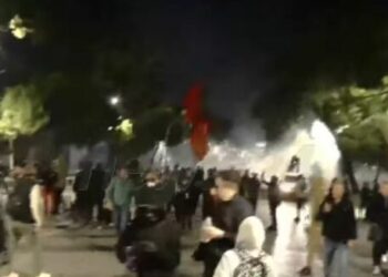 Protestuesit ndahen mes Parlamentit dhe Bulevardit, policia përdor topat e ujit