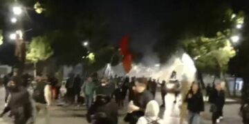 Protestuesit ndahen mes Parlamentit dhe Bulevardit, policia përdor topat e ujit