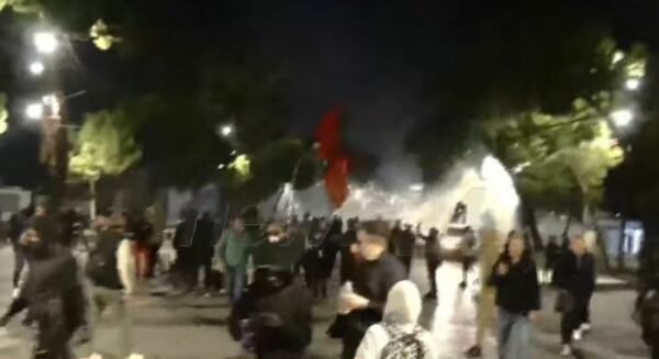 Protestuesit ndahen mes Parlamentit dhe Bulevardit, policia përdor topat e ujit