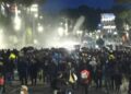 Dy autobotë vendosen te Kryeministria, shtohen edhe forcat e policisë, hidhet ujë me presion