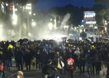 Dy autobotë vendosen te Kryeministria, shtohen edhe forcat e policisë, hidhet ujë me presion