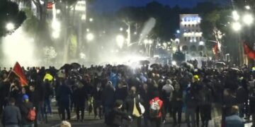 Dy autobotë vendosen te Kryeministria, shtohen edhe forcat e policisë, hidhet ujë me presion