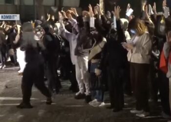 Dhunë te kryeministria, policia godet disa vajza: Mos i gjuani gocave!